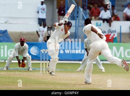 Le batteur d'Angleterre Mark Butcher (au centre) remporte les courses pendant la cinquième journée du deuxième Test contre les Antilles au Queen's Park Oval, Port of Spain, Trinidad. L'Angleterre a gagné par 7 lickets. Banque D'Images