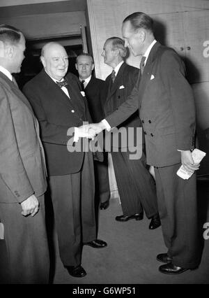 Politique - Winston Churchill - Press Association - Savoy Hotel Banque D'Images