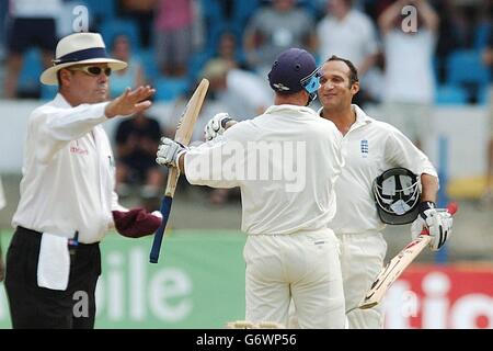 Le juge-arbitre Daryl Harper (à gauche) signale la frontière gagnante, le batteur d'Angleterre Mark Butcher (à droite) et Graham Thorpe célèbrent à la fin du deuxième match test contre les Antilles au Queen's Park Oval, Port of Spain, Trinidad.L'Angleterre a gagné par 7 lickets. Banque D'Images