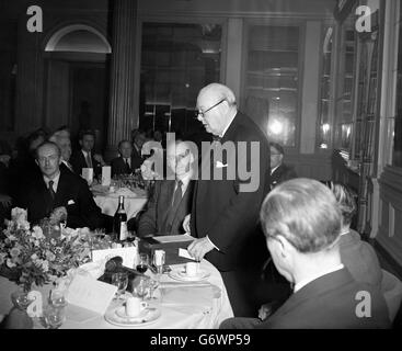 Le Premier ministre Winston Churchill s'exprime au déjeuner de l'Association de la presse à l'hôtel Savoy, Strand, Londres. Le déjeuner, au cours duquel M. Churchill était invité d'honneur, a eu lieu dans le cadre de la 84e assemblée générale annuelle de l'AP. Banque D'Images