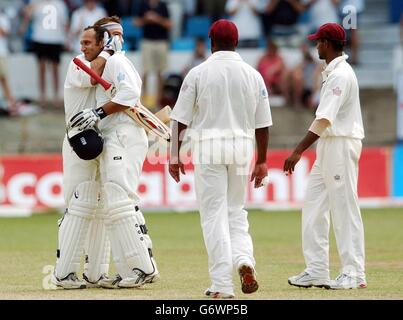 Le batteur d'Angleterre Mark Butcher est adopté comme partenaire de batting Graham Thorpe (à gauche) en tant que capitaine des Indes occidentales Brian Lara et Shivnarine Chanderpaul (à droite) regardent la fin du deuxième match de Test au Queen's Park Oval, Port of Spain, Trinidad. L'Angleterre a gagné par 7 lickets. Banque D'Images