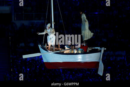 Jeux olympiques d'hiver de Sotchi - jour 16.Des artistes dans un bateau à rames lors de la cérémonie de clôture au stade olympique de Fisht Banque D'Images