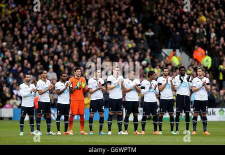 Les joueurs de Tottenham Hotspur se joignent à quelques minutes d'applaudissements en mémoire du footballeur Sir Tom Finney avant le match de la Barclays Premier League à Carrow Road, Norwich. Banque D'Images