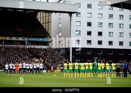 Football - Barclays Premier League - Norwich City / Tottenham Hotspur - Carrow Road.Les joueurs se joignent à une minute d'applaudissements en mémoire du footballeur Sir Tom Finney avant le match de la Barclays Premier League à Carrow Road, Norwich. Banque D'Images