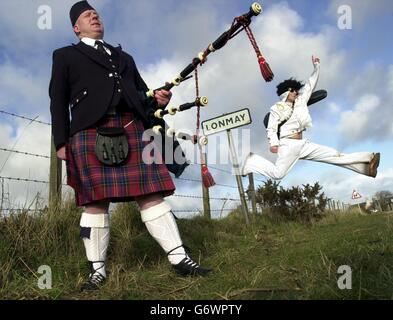 Piper Duncan Edwards avec l'impersonateur d'Elvis Ian Hainey, dans le village de Lonmay dans l'Aberdeenshire, où l'écrivain Allan Morrison affirme avoir retracé les racines d'Elvis Presley depuis 250 ans, jusqu'à la petite colonie dans le nord-est de l'Écosse. Bien que cela soit l'une des nombreuses revendications aux origines de Presley, l'auteur, basé à Greenock, près de Glasgow, a insisté pour que son livre encore inédit - la prophétie de Presley - se tienne à l'examen. Banque D'Images