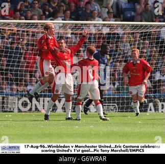 Eric Cantona célèbre le premier but de Manchester United Banque D'Images