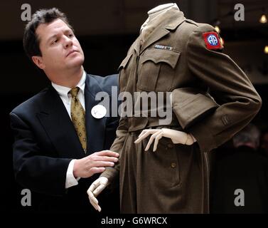 Paul Riva, petit-fils de l'actrice et chanteuse Marlene Dietrich, voit un de ses uniformes de guerre qu'elle a portés pour divertir des troupes en Europe pendant la Seconde Guerre mondiale, comme il le présente au Musée impérial de la guerre de Londres. Entre 1944 et la fin de la guerre, Dietrich a reçu des troupes en Afrique du Nord, en Italie et en France. Elle était assez proche de la bataille des Bulge pour sentir les obus exploser et aurait pu mourir de pneumonie si elle n'était pas pour le nouveau médicament miracle Penicillin découvert. Banque D'Images