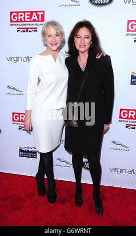 Dame Helen Mirren (à gauche) et Jacqueline Bisset assistant à la GRANDE réception du film britannique à la résidence du consul britannique à Los Angeles, aux États-Unis. Banque D'Images