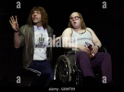 Les comédiens David Walliams (à gauche) et Matt Lucas réalisent des croquis de Little Britain pendant la Cream of British Comedy Night au Royal Albert Hall de Londres. La soirée de comédie fait partie de la semaine annuelle de collecte de fonds « The Who and Friends » en faveur du Teenage cancer Trust. Banque D'Images