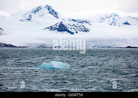 La glace de mer flottante à proximité d'un glacier massive dans l'Arctique Banque D'Images