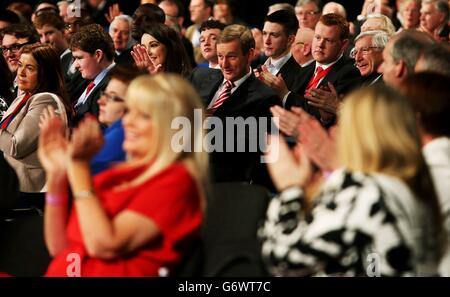 Taoiseach Enda Kenny (centre) reçoit des applaudissements au Fine Gael ard fheis du RDS, Dublin. Banque D'Images