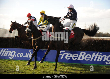 Galway Jack (au centre) monté par Andrew Thornton saute la dernière clôture pour gagner les totepool.com meilleures chances sur le Lotto handicap irlandais Steeple Chase devant de Balzaccio (à gauche) monté par Paddy Brennan en deuxième. Green Wizard (à droite) monté par Ryan Mania tombe à la dernière clôture. Banque D'Images