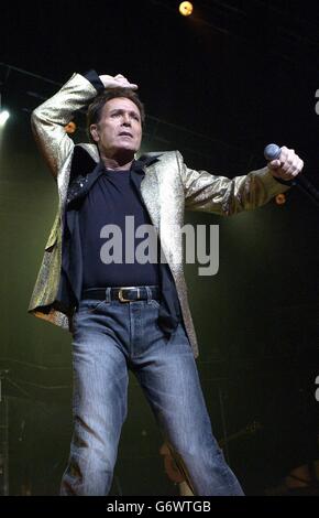 : le chanteur Sir Cliff Richard se produit sur scène, lors de son spectacle d'ouverture au Royal Albert Hall de Londres. Banque D'Images