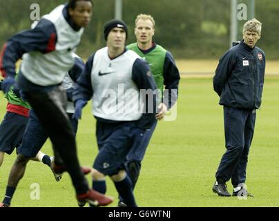 Arsene Wenger, gestionnaire d'arsenal (à droite), surveille son équipe lors de son entraînement à St Albans, avant son match contre Chelsea dans la deuxième partie de la finale du quart de la Ligue des champions à Highbury, dans le nord de Londres. Banque D'Images