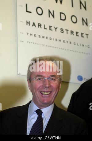 Sven Goran Eriksson, entraîneur-chef d'Angleterre, a ouvert la clinique Capio Eye à Harley Street, Londres. La clinique est dirigée par la principale société suédoise de soins de santé Capio, et elle effectuera jusqu'à 4,000 opérations microchirurgicales oculaires chaque année. Banque D'Images