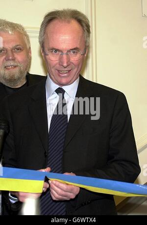 L'entraîneur-chef d'Angleterre, Sven Goran Eriksson, ouvre la clinique Capio Eye à Harley Street, Londres. La clinique est dirigée par la principale société suédoise de soins de santé Capio, et elle effectuera jusqu'à 4,000 opérations microchirurgicales oculaires chaque année. Banque D'Images