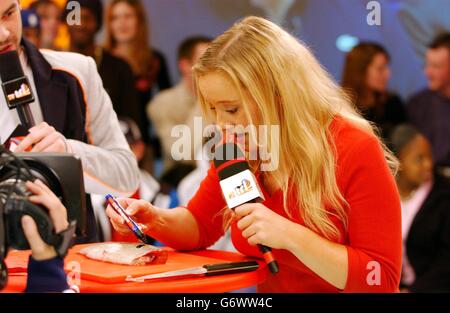 L'actrice Lucy Davis lors de son apparition sur le TRL UK de MTV, qui s'est tenue aux studios MTV à Camden, dans le nord de Londres. Banque D'Images