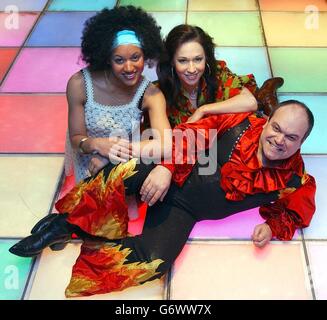 L'ancien acteur d'EastEnders, Shaun Williamson, pose avec les nouvelles costars Ashley Gale (à droite) et Kerry Newell lors d'une séance photo pour annoncer ses débuts dans le West End en tant que DJ 'Monty' dans Saturday Night Fever Club à Londres. L'extravagance disco revient sur la scène de Londres, ouvrant au théâtre Apollo Victoria le 2 juillet, à la suite d'une visite réussie du Royaume-Uni. Banque D'Images