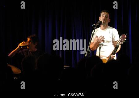 Le chanteur américain Jonathan Richman, qui a joué dans le film hollywoodien « There's about Mary », joue un concert à Whelans à Dublin. Irlande. Banque D'Images