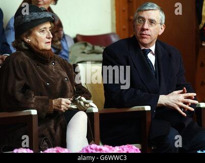 Bernadette, l'épouse du président français Jacques Chirac, assise aux côtés du secrétaire d'Etat aux Affaires étrangères Jack Straw, regarde une équipe de dressage d'élite à Paris, au cours de la deuxième journée de visite officielle d'Etat de la reine Elizabeth II en France. Plus tôt aujourd'hui, des centaines de personnes ont bordé les trottoirs pavés de la rue pour voir la Reine, les adeptes de la finition se sont retrouvés sur leurs balcons en agitant pendant qu'elle a marché entre les restaurants et les magasins. Banque D'Images