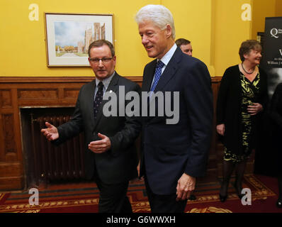 Queen's University Belfast le président et vice-chancelier Patrick Johnston (à gauche) accueille l'ancien président américain Bill Clinton au William J. Clinton leadership Institute de Riddel Hall, à Belfast. Banque D'Images