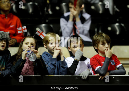 Football - Championnat d'Europe des moins de 21 ans 2015 de l'UEFA - qualification - Groupe un - Angleterre U21's / pays de Galles U21's - Stade iPRO.Les jeunes fans regardent le championnat européen U21 2015 de l'UEFA, le match du groupe 1 au stade iPRO, Derby. Banque D'Images