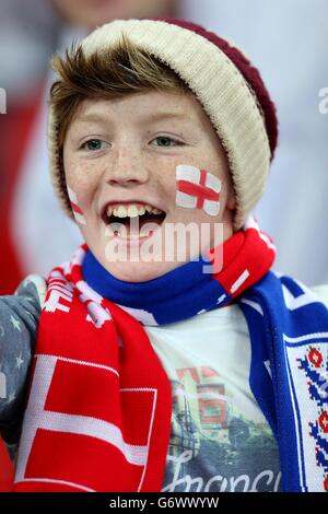 Un jeune fan d'Angleterre montre son soutien dans les tribunes avant le match Banque D'Images