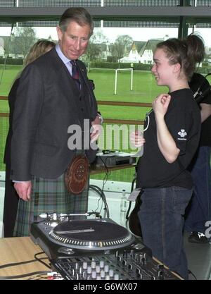 Le Prince de Galles (à droite), connu sous le nom de duc de Rothsey en Écosse, s'adresse à Lynsey Robertson après une représentation d'un groupe d'étudiants participant à la section Sound Live du Princess Trust (un programme de six mois qui développe les talents musicaux des jeunes, Confiance en soi et compétences) au Dundee College. Au cours de la dernière année, l'organisation dans la région a connu une croissance de 400 % du nombre de jeunes impliqués, passant d'environ 200 en 2002/3 à près de 800 aujourd'hui. Banque D'Images