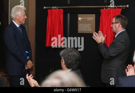 Président et vice-chancelier de l'Université Queen's de Belfast le professeur Patrick Johnston (à droite) applaudit l'ancien président américain Bill Clinton lorsqu'il dévoile une plaque pour le William J. Clinton leadership Institute à Riddel Hall, Université Queen's de Belfast, Belfast. Banque D'Images