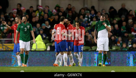 Glenn Whelan (à droite), de la République d'Irlande, réagit au deuxième but de la Serbie lors de l'amicale internationale au stade Aviva, à Dublin. Banque D'Images