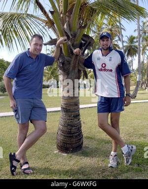 L'ancien joueur de course d'Angleterre Angus Fraser (à gauche) avec Stephen Harmison, près de l'hôtel d'équipe, Antigua. Harmison a besoin de 5 portes-tests supplémentaires pour égaler le record de tournée des Antilles de Fraser et de 6 pour le battre, dans le prochain 4ème Test de la série. Banque D'Images