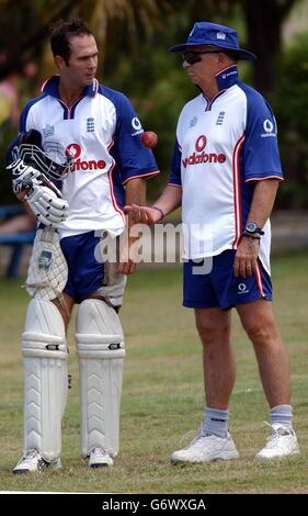 Le capitaine du test d'Angleterre Michael Vaughan (à gauche) et l'entraîneur Duncan Fletcher pendant l'entraînement net à l'hôtel d'équipe, Antigua. Banque D'Images