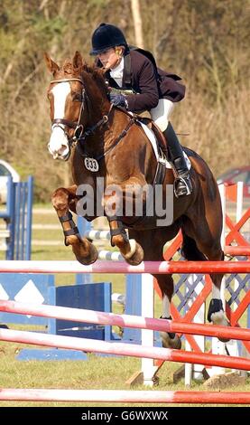 Zara Phillips, fille de la princesse royale et petite-fille de la reine, à bord de Springlease Macaroo, fait un saut au-dessus d'une clôture, lors de son tour de saut de spectacle, aux épreuves hippiques Burnham Market International à Norfolk. Miss Phillips, 22 ans, espère se rendre à Athènes dans le cadre de l'équipe de trois jours de la Grande-Bretagne. Banque D'Images