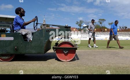 Andy Roberts (à gauche), ancien Bowler de l'Ouest indien, parle à l'entraîneur de bowling d'Angleterre Troy Cooley, à côté de la cricket au terrain de loisirs de St John's, Antugia. L'Angleterre joue dans le 4ème et dernier Test contre les Antilles qui commence demain. Banque D'Images