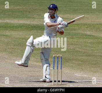 Andrew Flintooff, batteur d'Angleterre, s'accroche à la balle pour 6 et s'arrête au bowling de Fidel Edwards, un joueur de l'Inde de l'Ouest (invisible) au cours du quatrième jour du 4e Test au terrain de loisirs de St John's, Antigua. Banque D'Images