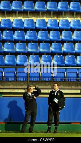 John Robertson (à gauche), directeur adjoint du Celtic football Club, avec le directeur Martin O'Neill, regardant le terrain lors d'une séance d'entraînement léger au stade Madrigal à Villarreal, en Espagne, avant la deuxième coupe finale du quart de jambe de l'UEFA, Villarreal contre Celtic demain, mercredi. Banque D'Images