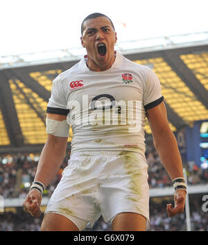 Luther Burrell, en Angleterre, célèbre son essai lors du match des six Nations du RBS à Twickenham, Londres. Banque D'Images