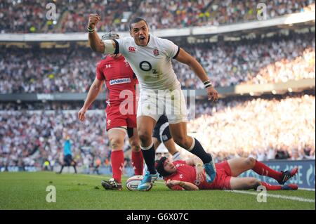 Luther Burrell, en Angleterre, célèbre son essai lors du match des six Nations du RBS à Twickenham, Londres. Banque D'Images