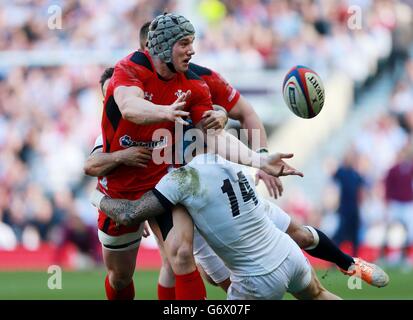 Rugby Union - RBS six Nations - Angleterre / pays de Galles - Twickenham.Le pays de Galles Jonathan Davies est attaqué par Jack Nowell, en Angleterre, lors du match des six nations du RBS à Twickenham, Londres. Banque D'Images