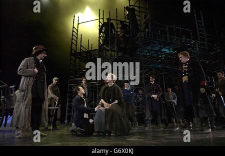 Les acteurs Stephen Rea (à l'extrême gauche) et Claire Price (au milieu) sur scène lors d'un phocall pour la nouvelle pièce Cyrano de Bergerac - réalisé par Howard Davies - au Théâtre national dans le centre de Londres. Banque D'Images