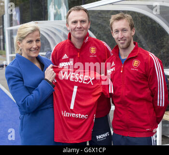 Le capitaine d'Angleterre Barry Middleton (à droite) et l'entraîneur d'Angleterre Bobby Crutchley présentent la comtesse de Wessex, qui est le Royal Patron of England Hockey, avec un maillot d'Angleterre qui dut sa visite à leurs sièges sociaux au Bisham Abbey National Sports Center, Marlow. Banque D'Images