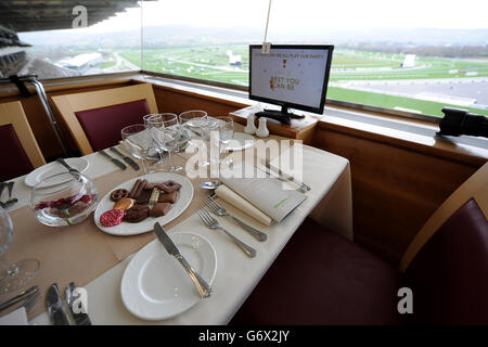 Courses hippiques - 2014 Cheltenham Festival - Champion Day - Cheltenham Racecourse.Vue générale des réglages de la table à l'intérieur du restaurant panoramique avant l'arrivée des clients Banque D'Images