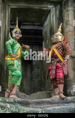 Femme sur femme Ngoh rôle et de l'ogre, danseurs classiques khmères, Terrasse des éléphants, Angkor Thom, au Cambodge Banque D'Images