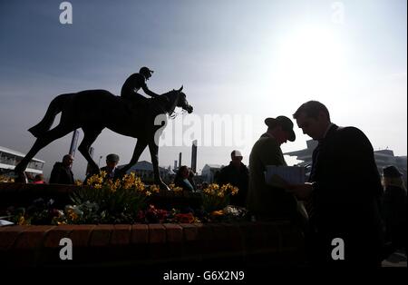 La lumière du soleil brille sur la statue de Dawn Run le jour de la coupe d'or, pendant le Cheltenham Festival. Banque D'Images