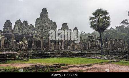 Temple Bayon 'melting' sous la pluie, l'Angkor Thom, au Cambodge Banque D'Images