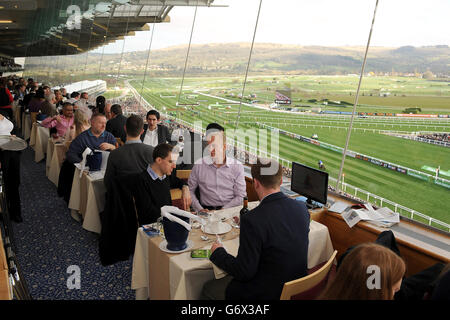 Courses hippiques - 2014 Cheltenham Festival - Champion Day - Cheltenham Racecourse.Vous pourrez profiter de la vue sur les courses depuis le restaurant panoramique. Banque D'Images