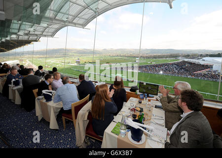 Courses hippiques - 2014 Cheltenham Festival - Champion Day - Cheltenham Racecourse.Vous pourrez profiter de la vue sur les courses depuis le restaurant panoramique. Banque D'Images