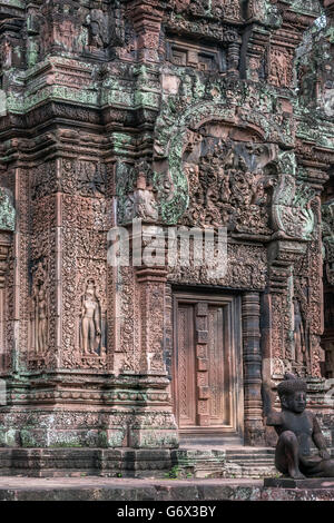 La tour centrale de l'entrée ouest du sanctuaire avec dvarapala tuteurs et des sculptures, Banteay Srei, Cambodge Banque D'Images