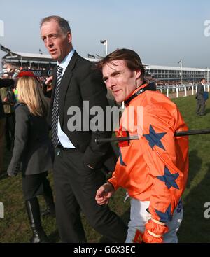 L'entraîneur David Pipe (à gauche) avec le jockey Tom Scudamore après que Kings Palace est tombé dans l'obstacle des novices Albert Bartlett le jour de la coupe d'or, pendant le Cheltenham Festival. Banque D'Images