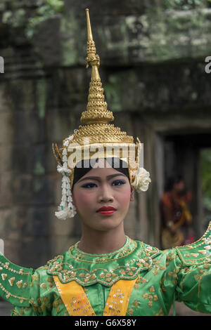 Danseuse khmère en costume masculin Ngoh, Terrasse des éléphants, Angkor Thom, au Cambodge Banque D'Images